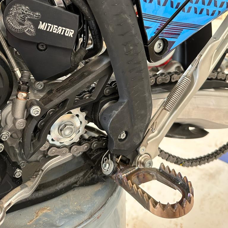 Mitigator Pro Foot Pegs Fits Ktm (EXC/XC-W/XC/SX) Husqvarna (TE/TX/TC)-Gasgas (EC/MC) 2024-2025 TBI Models